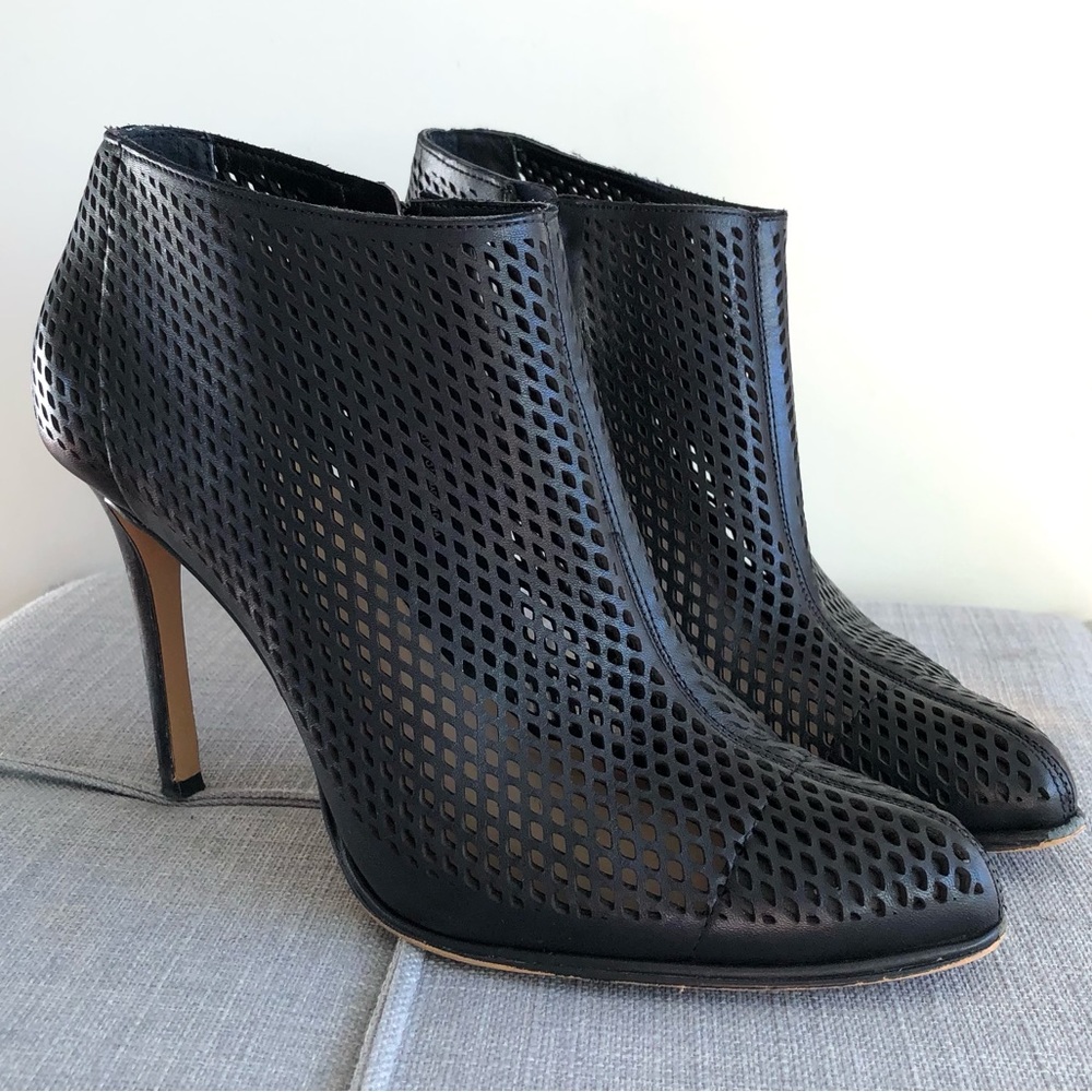 Vince Camuto Heeled Black Ankle Booties Perforated Design side zipper size 8